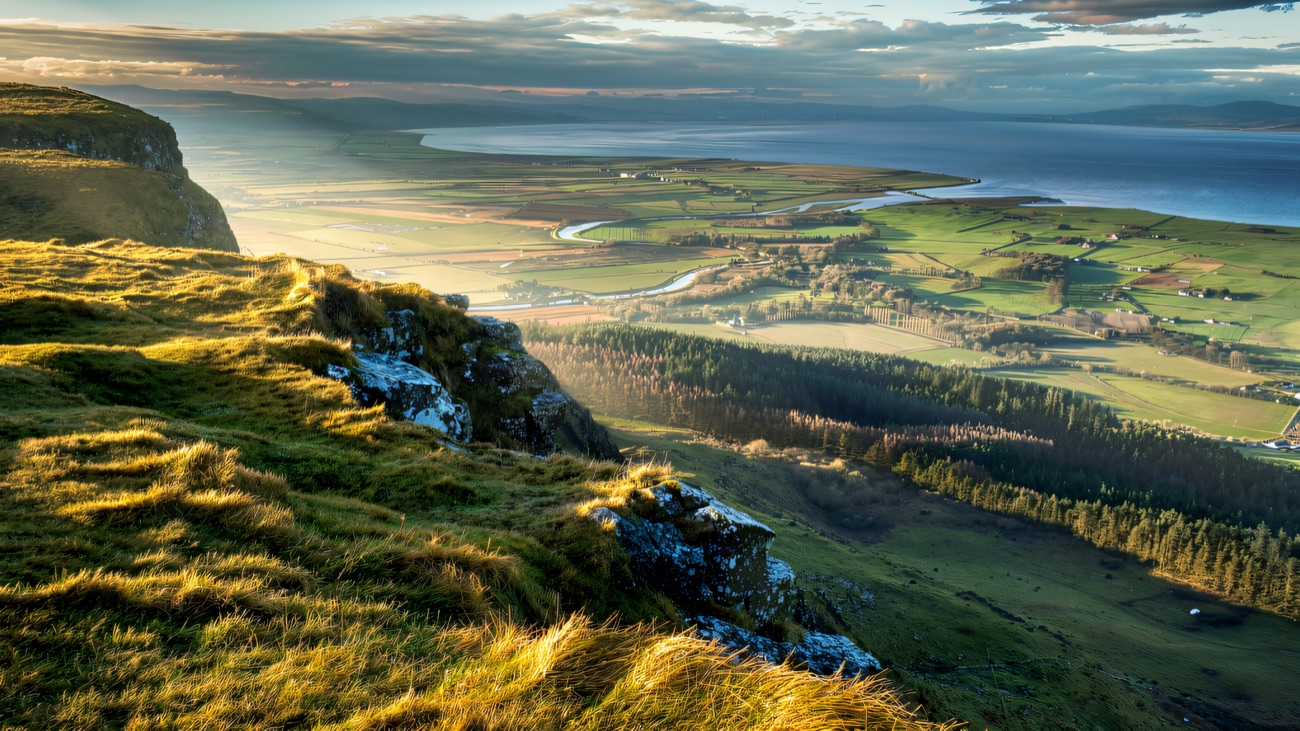 The high ground opens onto a wide view over the coastal plain to the water