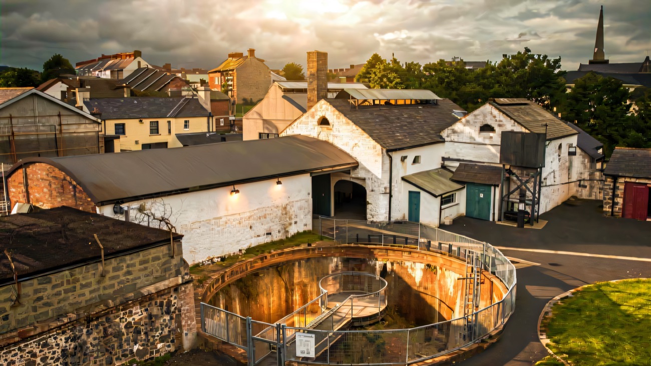 The gasworks and its gasholder