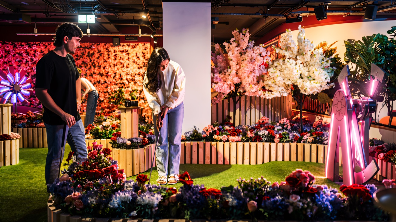 The flower-lined course under cherry blossom and a painted elephant mural