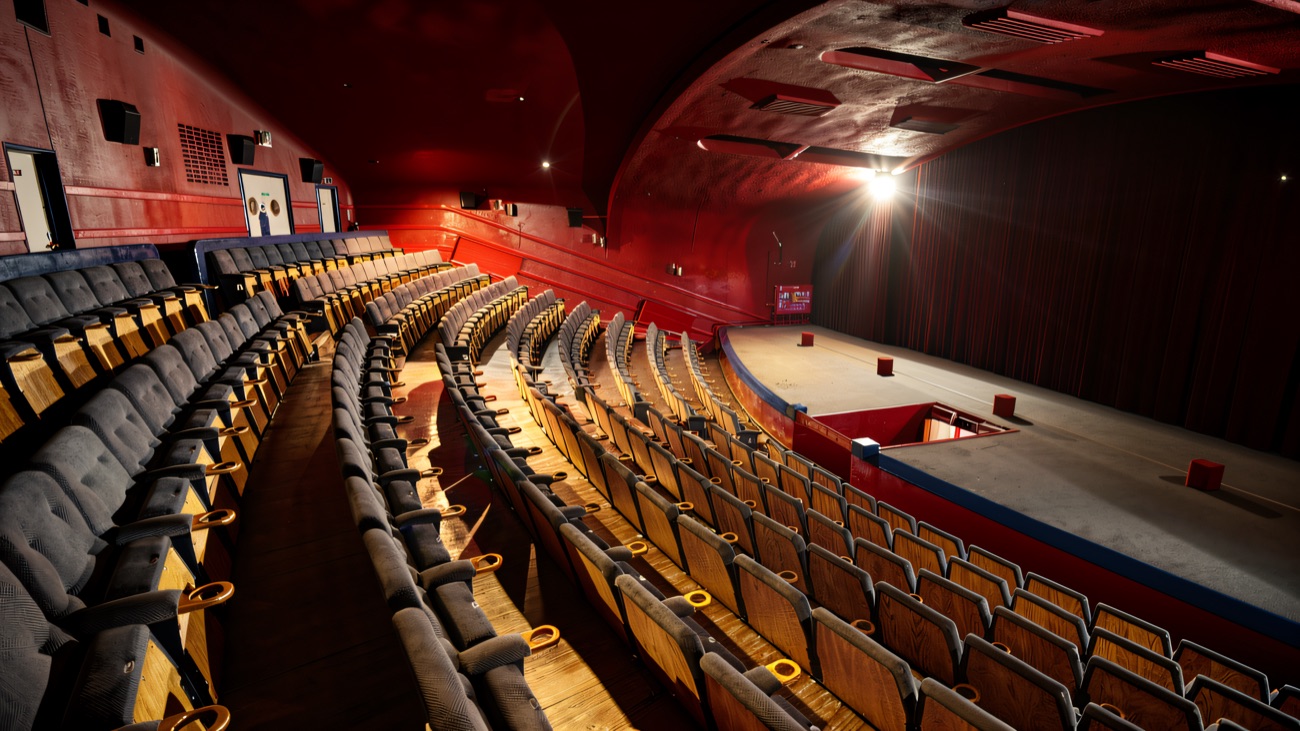 The barrel-vaulted ceiling above Screen 1