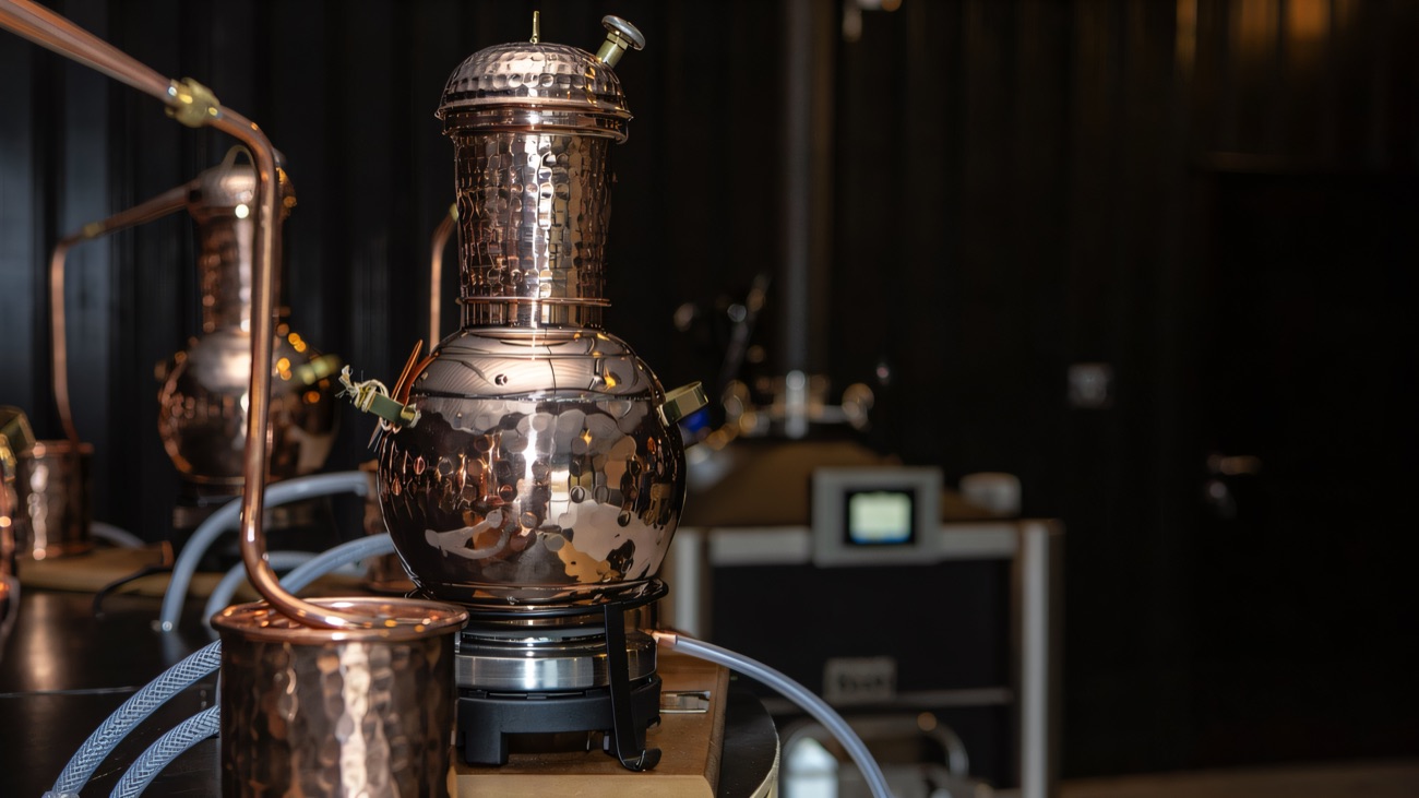 A copper gin still